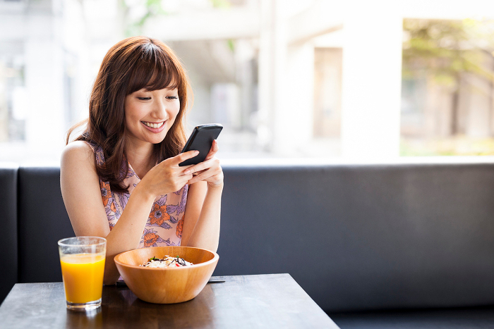 Woman using Noop app