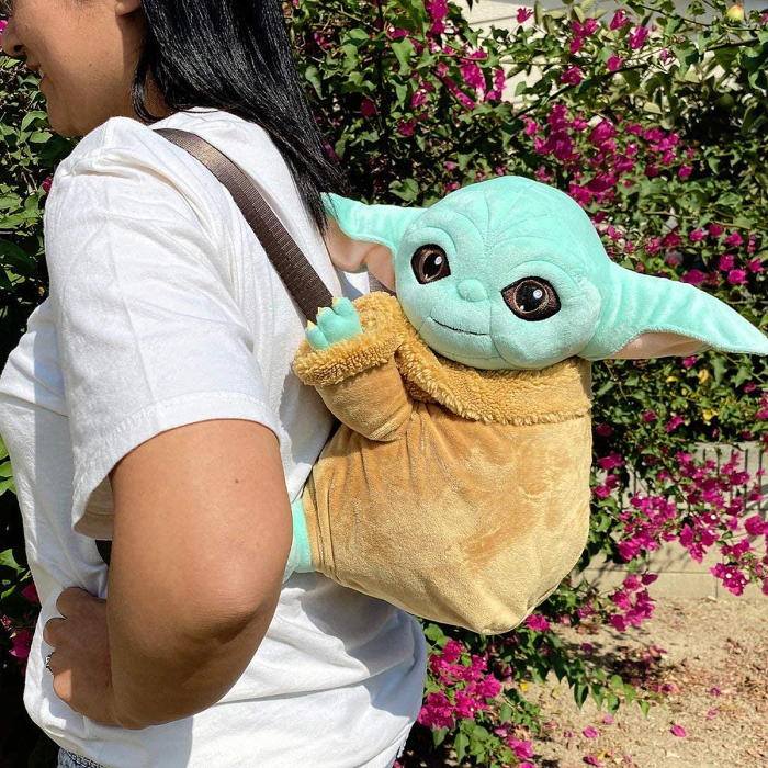 baby-yoda-piggyback-backpack