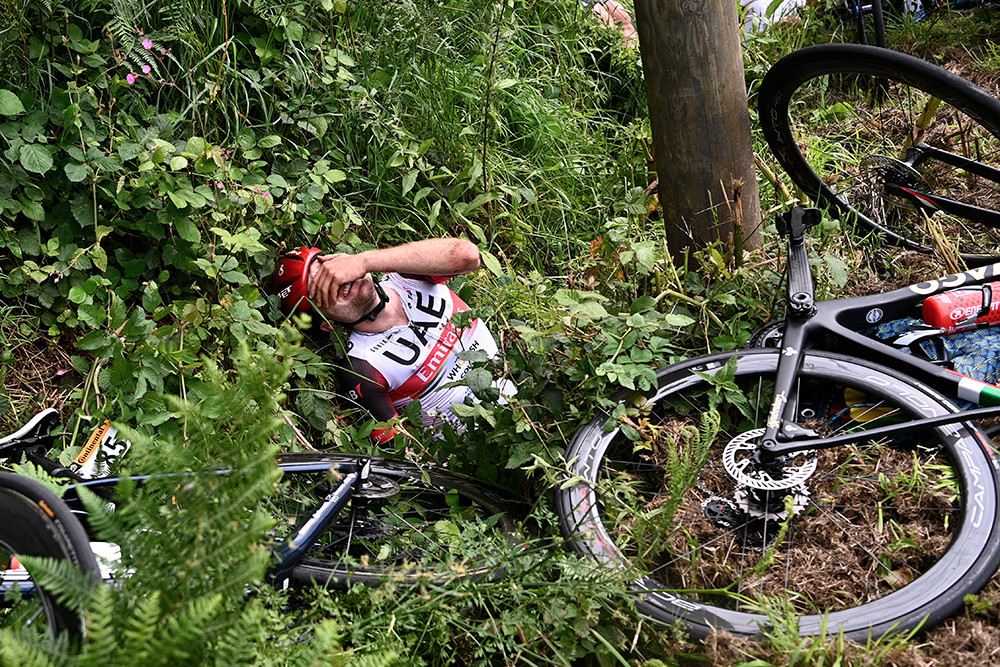 Oblivious fan causes horrific Tour de France crash