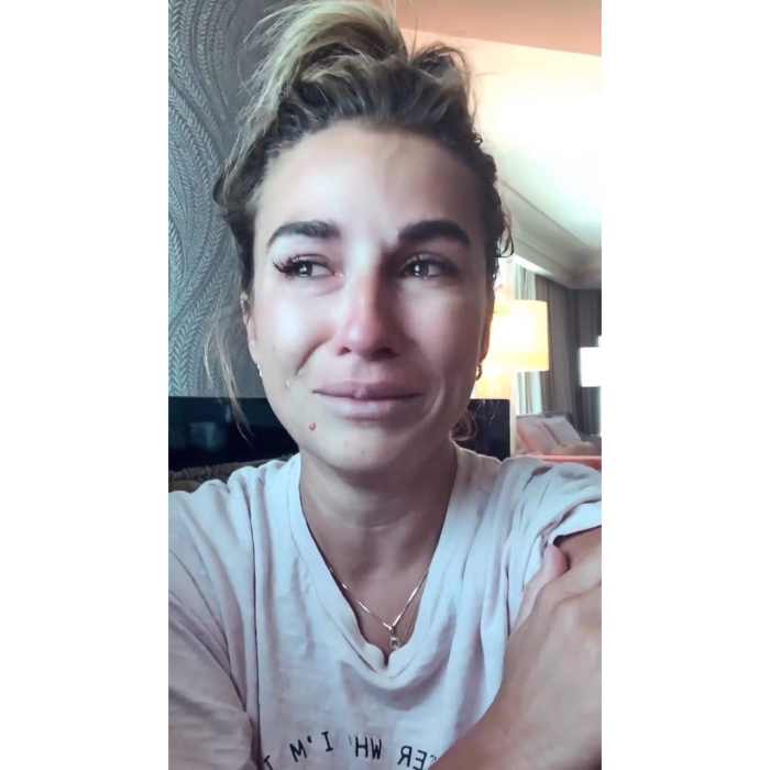 Jessie James Decker Cries After Discovering Reddit Page Attacking Her Image: It ‘Rips Me Apart on a Daily Basis’