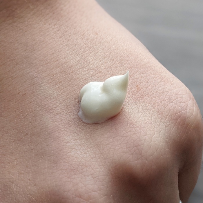 juara-hand-nail-balm-dollop