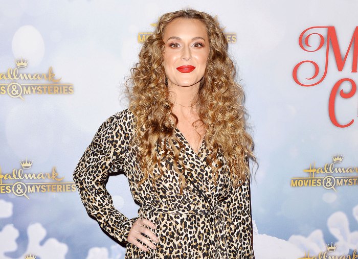 Alexa PenaVega Denies Slamming Bathroom Door on Son Kingston’s Finger 2
