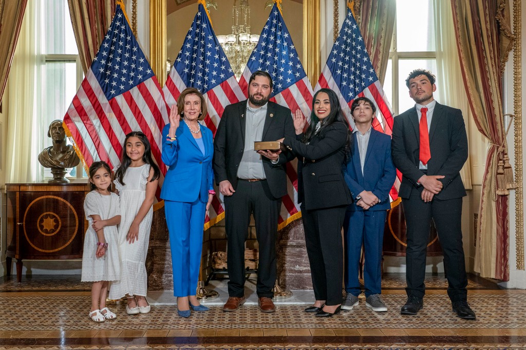 Nancy Pelosi poses with Mayra Flores' family