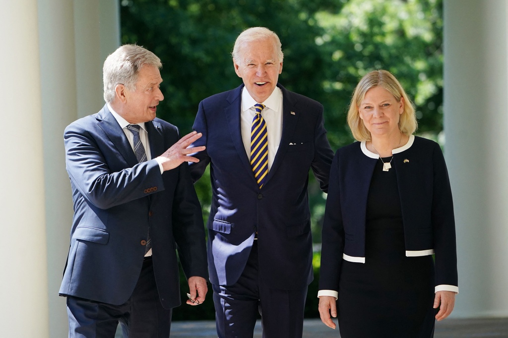 President Joe Biden (C), Swedens Prime Minister Magdalena Andersson (R) and  Finlands President Sauli Niinist&ouml; arrive to speak in the Rose Garden following a meeting at the White House in Washington, DC, on May 19, 2022.