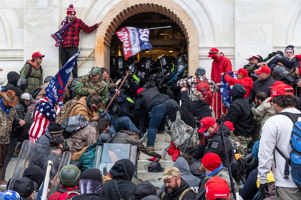 Rioters clash with police trying to enter Capitol building 