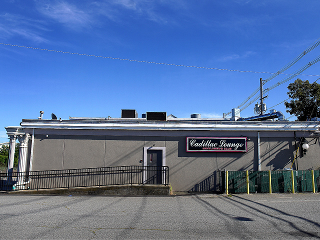 Strip Club Robbed of $22,000 in $1 Bills: 'I Thought It Was a Joke'