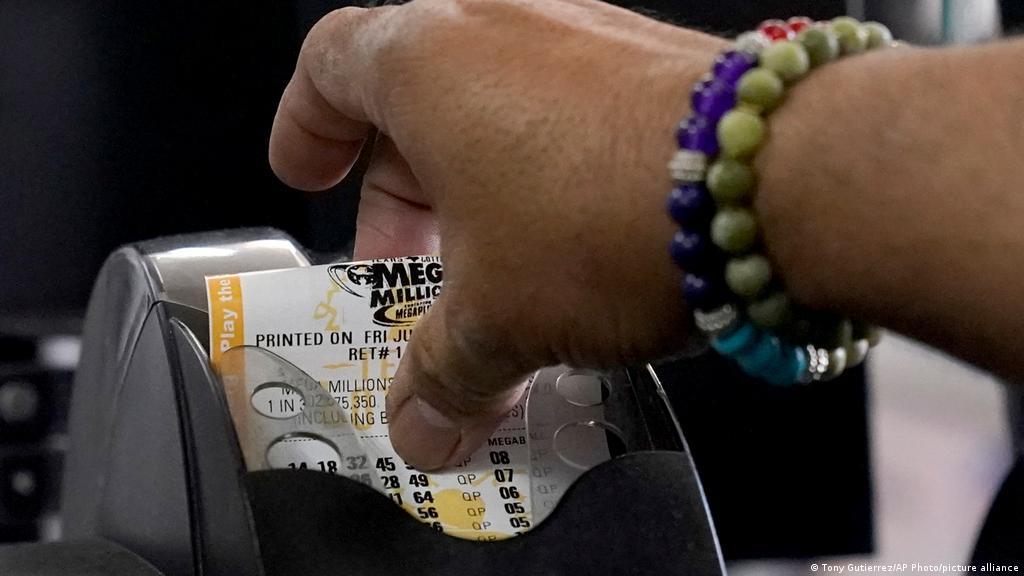 Mega Millions: US lottery player wins one of the highest jackpots ever |  News | DW | 30.07.2022