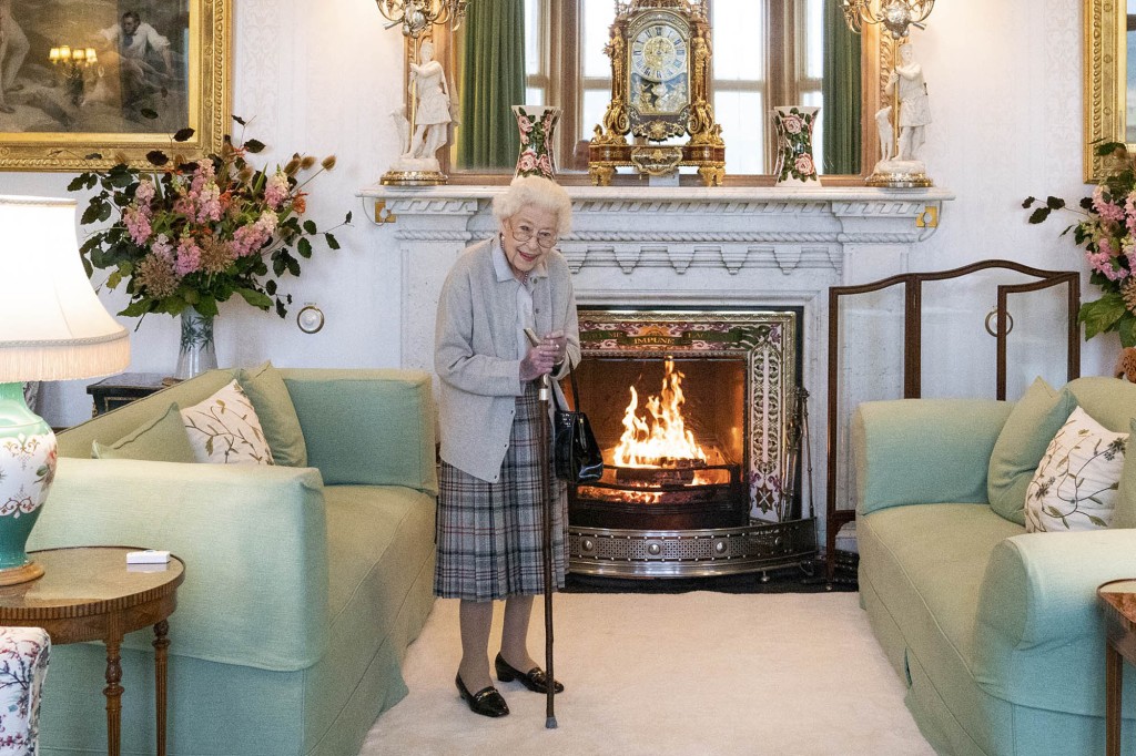 Looking like any other elderly grandmother, Elizabeth II walked with a cane and clutched her trusty black handbag.
